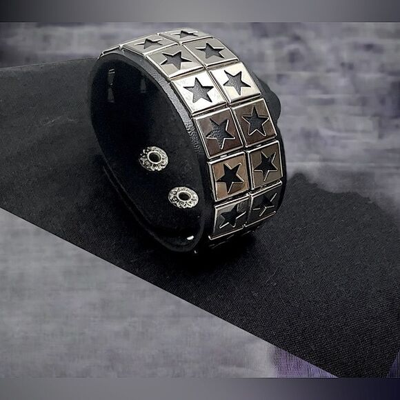 Leather Silver Star Wristband l Unisex l New - Picture 1 of 6